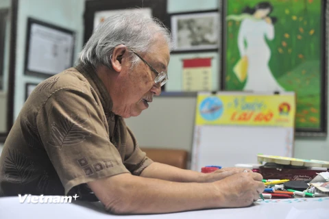 Trong con ngõ nhỏ ở phố Hoàng Hoa Thám, có một người họa sĩ già ngày ngày vẫn cặm cụi vẽ tranh và làm một cái ‘nghề’ không ai coi là nghề: Vẽ báo tường. (Ảnh: Minh Sơn/Vietnam+)
