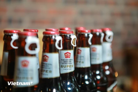 Bia Đại Việt là đơn vị tiên phong tại Việt Nam sản xuất loại bia chai có nắp giật đem lại sự tiện dụng và mới lạ giúp người tiêu dùng thưởng thức bia ngay mà không cần dùng tới dụng cụ khui nắp. (Ảnh: Minh Sơn/Vietnam+)