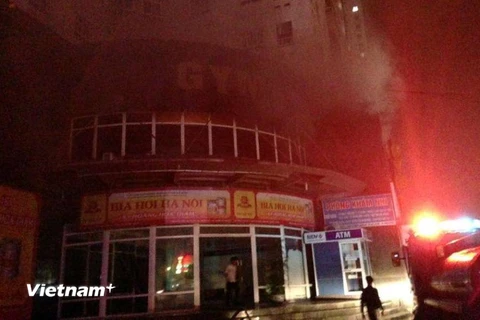 Khoảng 22 giờ, một vụ cháy đã xảy ra tại tòa chung cư Vimeco nằm trên đường Nguyễn Chánh (Cầu Giấy). (Ảnh: Minh Sơn/Vietnam+)