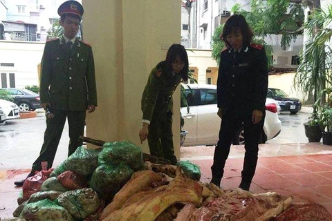 Lực lượng chức năng đã thu giữ hơn 1 tấn thịt lợn thối đang bị "phù phép" để thành tươi. (Ảnh: PV/Vietnam+)