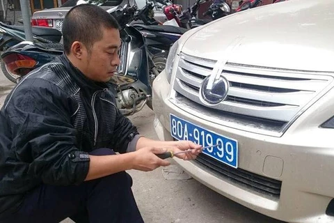 Nhiều xe ô tô bị phát hiện giả danh xe lãnh đạo Đảng, Nhà nước. (Ảnh: PV/Vietnam+)