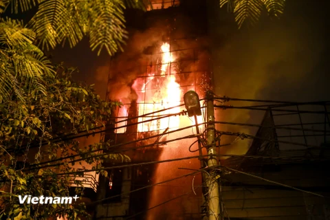 Vụ cháy lúc nửa đêm khiến 2 căn nhà bị thiêu rụi hoàn toàn. (Ảnh: Minh Sơn/Vietnam+)