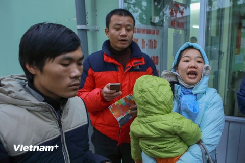 Chị Thu Hòa (Mai Động, quận Hoàng Mai) bức xúc khi xếp hàng từ 4 giờ 30 mà vẫn không tiêm được cho con. (Ảnh: Minh Sơn/Vietnam+)