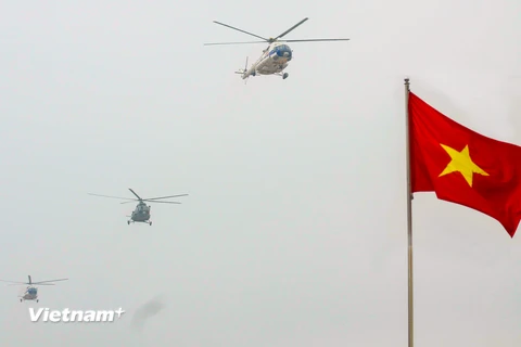Trực thăng thuộc Sư đoàn 371, Quân chủng Phòng không Không quân tham gia tham gia bảo vệ Đại hội Đảng XII. (Ảnh: Minh Sơn/Vietnam+)