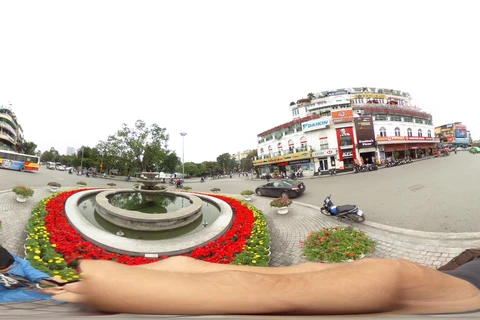 Ngã Tư Hàm Cá Mập là nơi giao nhau của những con phố nổi tiếng ở Hà Nội. Ngã Tư nằm đối diện với Hồ Gươm và gần với cầu Thê Húc, đài phun nước và là nơi tụ tập đông đảo của giới trẻ. 
