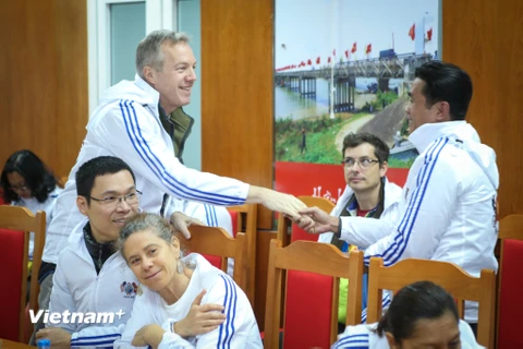 Ngài Ted Osius bắt tay anh Nguyễn Quang Thắng, một bệnh nhân đang điều trị tại bệnh viện. (Ảnh: Minh Sơn/Vietnam+)