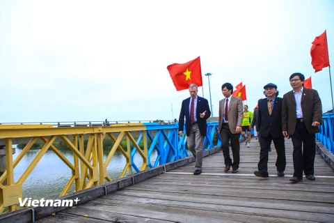 Đại sứ Mỹ bước qua vạch trắng kẻ ngang. Trong quá khứ, đây là ranh giới phân chia 2 nửa cây cầu Hiền Lương cũng là chia nửa đất nước. (Ảnh: Minh Sơn/Vietnam+)