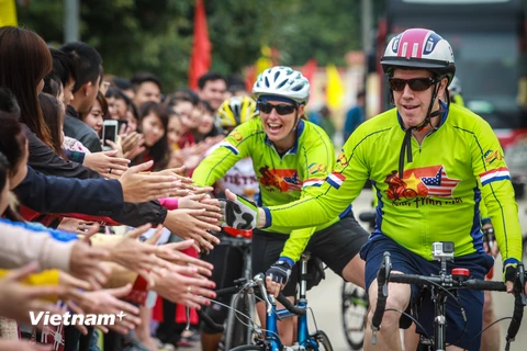 Đi đến vùng đất nào, đoàn đạp xe của Ngài Ted Oisus cũng nhận được sự tiếp đón nồng hậu của người dân Việt Nam. (Ảnh: Minh Sơn/Vietnam+)