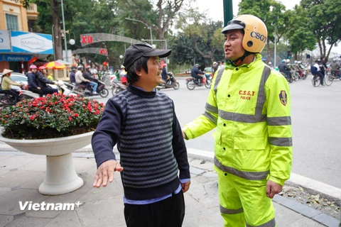 Ông cho biết: ‘Tôi không biết về quy định xử phạt người đi bộ, hàng ngày tôi sang đường vẫn giơ tay ra hiệu xin sang đường để các xe tránh’. (Ảnh: PV/Vietnam+)