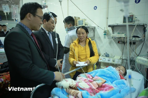 Ủy ban ATGT Quốc gia đã đến thăm hỏi các nạn nhân bị tai nạn giao thông tại Bệnh viện Việt Đức. (Ảnh: Minh Sơn/Vietnam+)