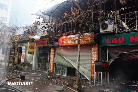 Đám cháy đã thiêu rụi 6 ki ốt trên phố Nguyễn Khang. (Ảnh: PV/Vietnam+)