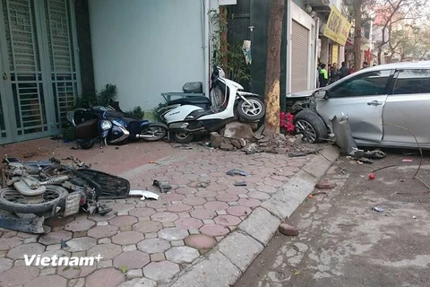 Chiếc ôtô mất lái đâm gục hoàng loạt xe máy khiến 2 người tử vong tại chỗ. (Ảnh: PV/Vietnam+)