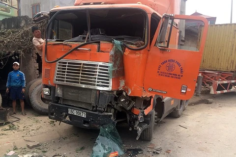Chiếc xe container mất lái đâm trực diện 2 xe tải khiến cả 3 xe bị hư hỏng nặng. (Ảnh: PV/Vietnam+)