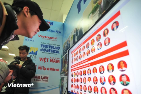 Gian hàng của Thông tấn xã Việt Nam nổi bật với rất nhiều ấn phẩm ở nhiều thể loại: báo giấy, báo điện tử, truyền hình. (Ảnh: PV/Vietnam+)