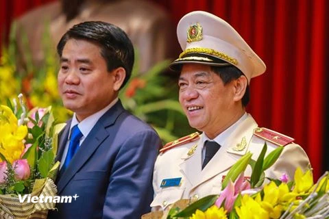 Thiếu tướng Đoàn Duy Khương (phải) nhậm chức Giám đốc Công an thành phố Hà Nội. (Ảnh: Minh Sơn/Vietnam+)