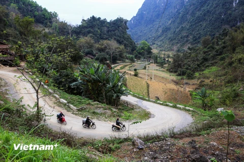Xe máy là phương tiện duy nhất của đội chiếu bóng bất kể ngày nắng nóng hay đêm mưa lạnh. (Ảnh: My Nguyễn/Vietnam+)