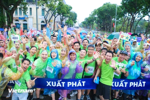 Hàng ngàn người đã sẵn sàng cho cuộc chạy bộ đầy ý nghĩa này. (Ảnh: Minh Sơn/Vietnam+)