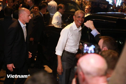 Tổng thống Obama tỏ ra rất thoải mái sau khi thưởng thức bún chả. (Ảnh: Minh Sơn/Vietnam+)