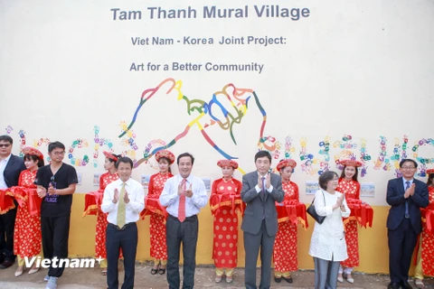 Dự án giao lưu nghệ thuật - ngôi làng bích hoạ đầu tiên ở Việt Nam chính thức được khánh thành. (Ảnh: Minh Sơn/Vietnam+)