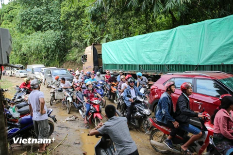 Từ sáng sớm 5/8, mưa lũ đã gây sạt lở nhiều điểm trên Quốc lộ 4D đoạn từ Lào Cai đi Sa Pa gây ách tắc giao thông nghiêm trọng. (Ảnh: Minh Sơn/Vietnam+)