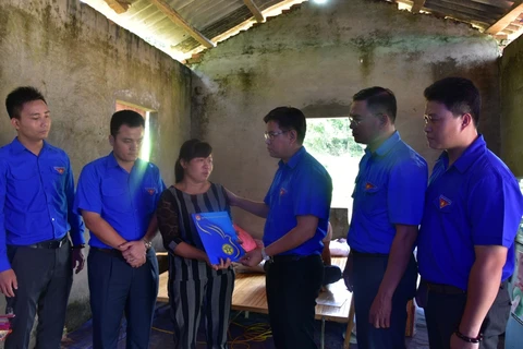 Đoàn thanh niên trao tặng các phần quà ý nghĩa cho những người dân bị ảnh hưởng bởi lũ lụt. 