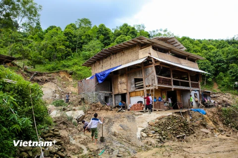 Căn nhà của một hộ dân ven Quốc lộ 4D bị 'làm mồi' cho trận sạt lở đất. (Ảnh: Minh Sơn/Vietnam+)