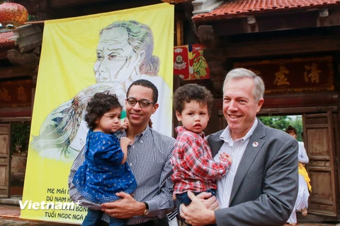 Gia đình đại sứ Mỹ tham gia lễ Vu Lan với mong muốn các con mình có thể cảm nhận được một nét văn hoá truyền thống của người Việt Nam. (Ảnh: Minh Sơn/Vietnam+)