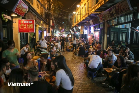 Phố Tạ Hiện luôn sôi động vào các buổi tối với nhiều nhà hàng, bar hoạt động. (Ảnh: Lê Minh Sơn/Vietnam+)