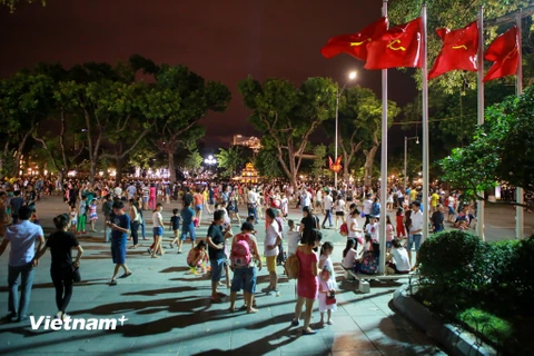 Tối 1/9, quanh hồ Hoàn Kiếm đã diễn ra các chương trình văn hóa nghệ thuật phục vụ nhân dân và du khách tham quan. (Ảnh: Minh Sơn/Vietnam+)