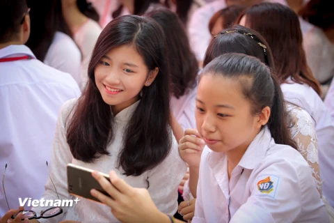 Một nữ sinh lớp 10 háo hức với buổi lễ khai giảng năm học mới. (Ảnh: Minh Sơn/Vietnam+)
