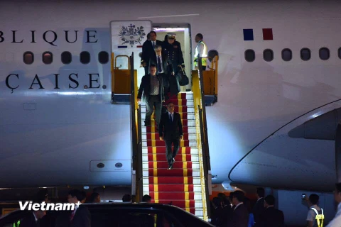Tổng thống Pháp Francois Hollande đã đặt chân xuống Sân bay Quốc tế Nội Bài. (Ảnh: PV/Vietnam+)
