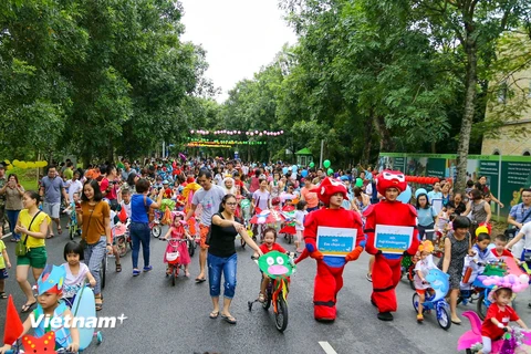 Các em nhỏ đều háo hức khi bước vào một lễ hội hóa trang, đạp xe diễu hành đầy màu sắc. (Ảnh: PV/Vietnam+)