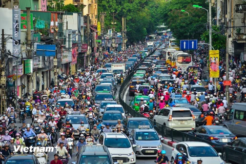 hững năm gần đây, lượng phương tiện tăng đột biến khiến cho giao thông của Hà Nội ở nhiều tuyến phố gần như bị 'tê liệt' nhất là vào giờ cao điểm. (Ảnh: PV/Vietnam+)