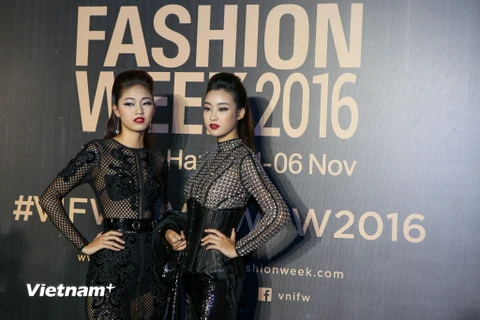 Hoa hậu Đỗ Mỹ Linh và Á hậu Thanh Tú với phong cách cá tính đã cùng nhau so dáng trên thảm đỏ. (Ảnh: PV/Vietnam+)