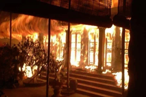 Ngọn lửa thiêu rụi toàn bộ gian nhà tổ của ngôi chùa cổ. (Ảnh: Otofun.net.vn)