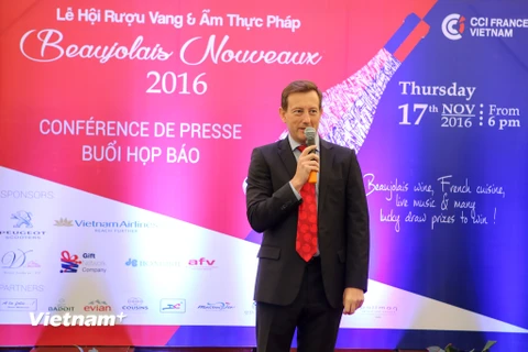 Đại sứ Pháp tại Việt Nam Bertrand Lortholary giới thiệu lễ hội truyền thống Beaujolais Nouveau. (Ảnh: Minh Sơn/Vietnam+)