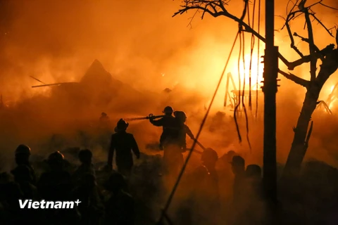 Khoảng 20 giờ 30 phút ngày 2/12, các hộ dân trong làng Trung Văn hốt hoảng khi phát hiện hàng ngàn mét vuông xưởng nhựa ở cuối làng đang chìm trong biển lửa. (Ảnh: Minh Sơn/Vietnam+)