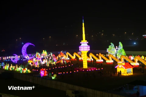 Những kỳ quan nổi tiếng của thế giới như tháp nghiêng Pisa, tháp Eiffel hay tháp Namsan nổi tiếng của Hàn Quốc đã được quy tụ trong lễ hội đèn lồng khổng lồ tại Hà Nội. (Ảnh: Minh Sơn/Vietnam+)