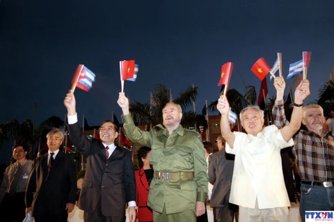 Tổng Bí thư Nông Đức Mạnh và Chủ tịch Fidel Castro tham dự cuộc mít tinh được tổ chức tại Trường Đại học Tin học với sự tham gia của 5.000 sinh viên Cuba ngày 8/3/2004. (Ảnh: Xuân Tuân - TTXVN)