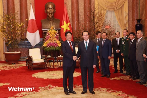 Chủ tịch nước Trần Đại Quang tiếp Thủ tướng Nhật Bản Shinzo Abe. (Ảnh: Lê Minh Sơn/Vietnam+)