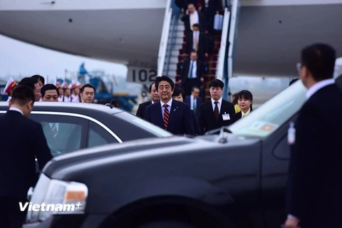Thủ tướng Abe đã đặt chân xuống sân bay Nội Bài, bắt đầu chuyến thăm chính thức Việt Nam. (Ảnh: Minh Sơn/Vietnam+)