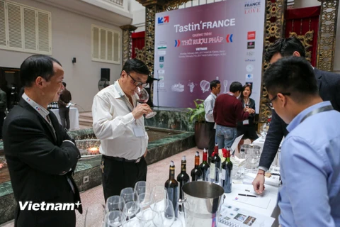 Gần 200 chuyên gia về rượu đã quy tụ tại chương trình thử rượu vang Pháp lần thứ 8. (Ảnh: Minh Sơn/Vietnam+)