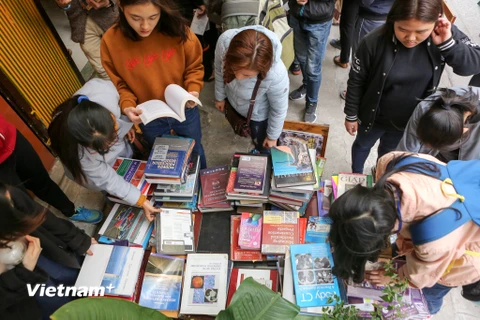 Hàng ngàn cuốn sách được bán với giá chỉ 39 ngàn đồng/kg. (Ảnh: Minh Sơn/Vietnam+)