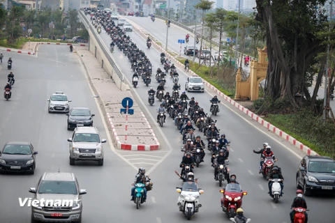 Đoàn xe gồm nhiều chiếc phân khối lớn diễu hành qua các tuyến phố của Thủ đô. (Ảnh: Minh Sơn/Vietnam+)