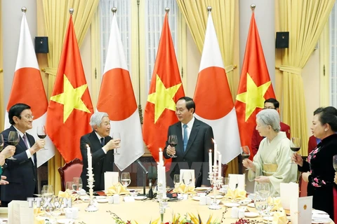 Chủ tịch nước Trần Đại Quang và Nhà vua Nhật Bản Akihito nâng ly chúc mừng tại Quốc yến. (Ảnh: Nhan Sáng/TTXVN)