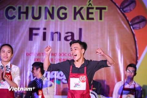 Niềm vui sướng tột độ của chàng trai 20 tuổi Huỳnh Đặng Minh Đức khi anh giành được ngôi vị Đệ nhất pha chế càphê Việt Nam năm 2017. (Ảnh: Minh Sơn/Vietnam+)