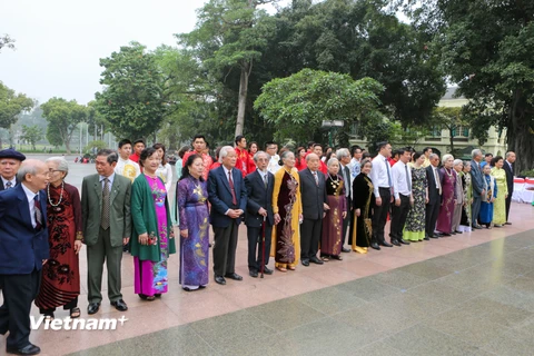 Sáng 15/4 tại tượng đài Lý Thái Tổ, 40 cặp đôi già và trẻ đã cùng nhau tổ chức một lễ cưới tập thể đầy xúc động. (Ảnh: Minh Sơn/Vietnam+)