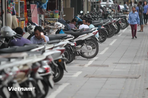 Tình trạng lấn chiếm vỉa hè tái diễn trên nhiều tuyến phố của Hà Nội