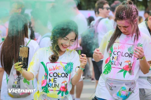 Chiều 22/4 tại Hà Nội, rất đông các bạn trẻ đã có mặt tại lễ hội Color Me Run - Đường chạy sắc màu. (Ảnh: Minh Sơn/Vietnam+)