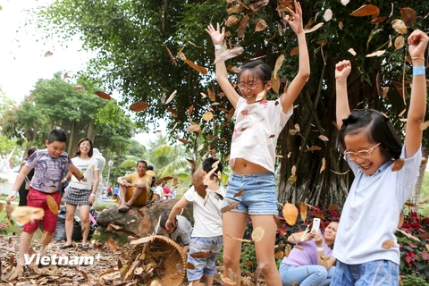 Sáng 30/4 tại khu đô thị Ecopark, các gia đình và em nhỏ đã cùng nhau thưởng thức hàng chục trò chơi độc đáo và đầy sáng tạo. (Ảnh: Minh Sơn/Vietnam+)
